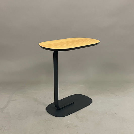 Muuto Relate Beistelltisch aus Eiche mit schwarzem Metallgestell, 60,5 cm hoch