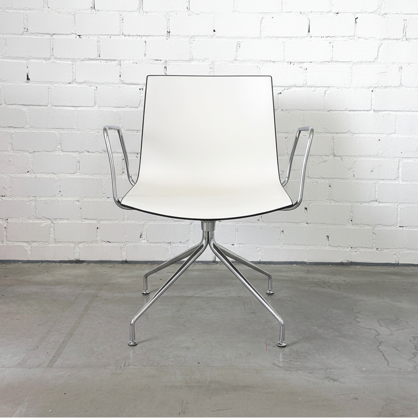 Arper Catifa 46 Konferenzstuhl mit Armlehnen weiß