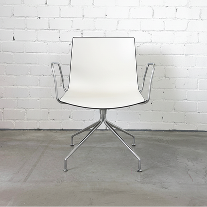 Arper Catifa 46 Konferenzstuhl mit Armlehnen weiß