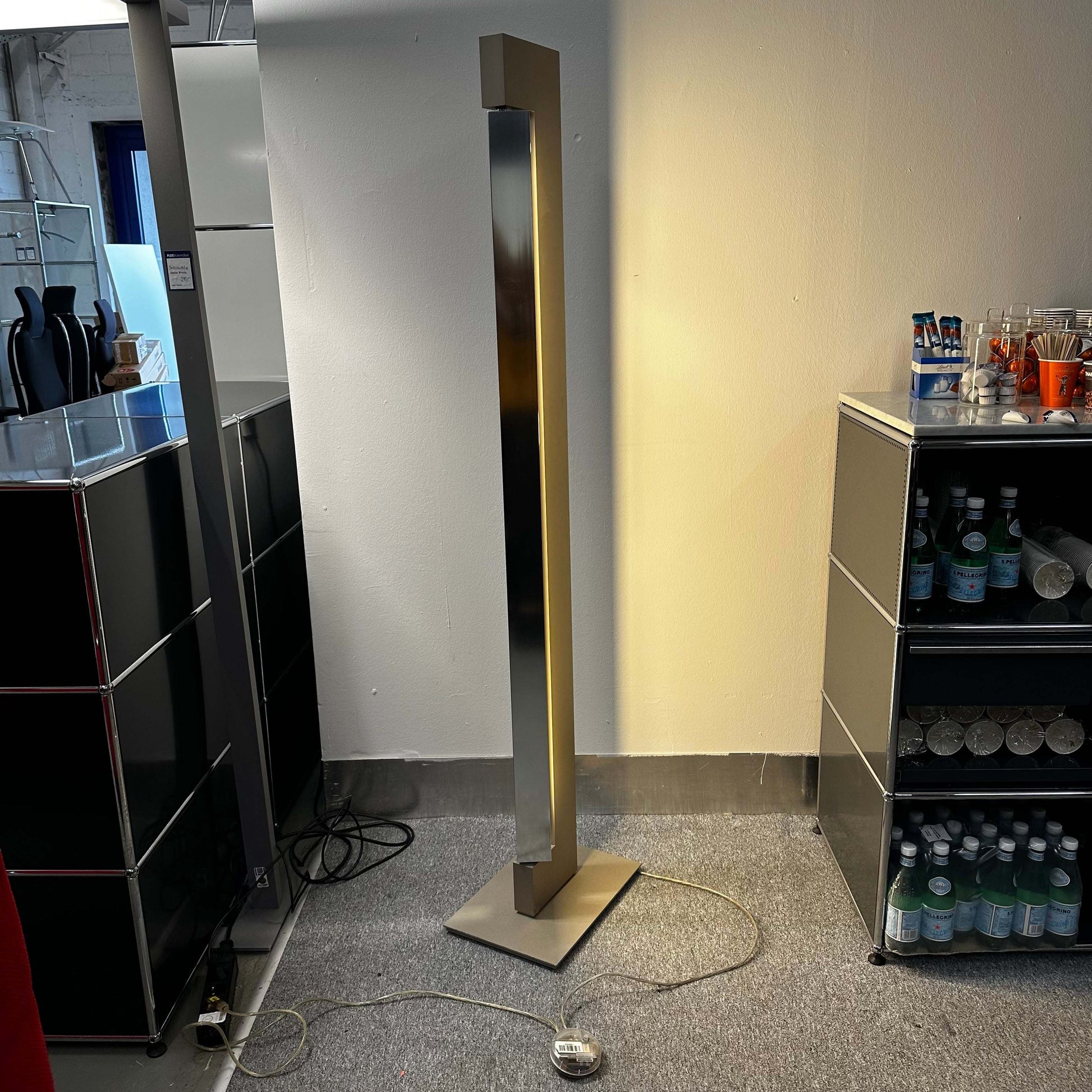 Nemo Lighting Modell ARA champagne aluminum halogen floor lamp by Ilaria Marelli in modern room setting