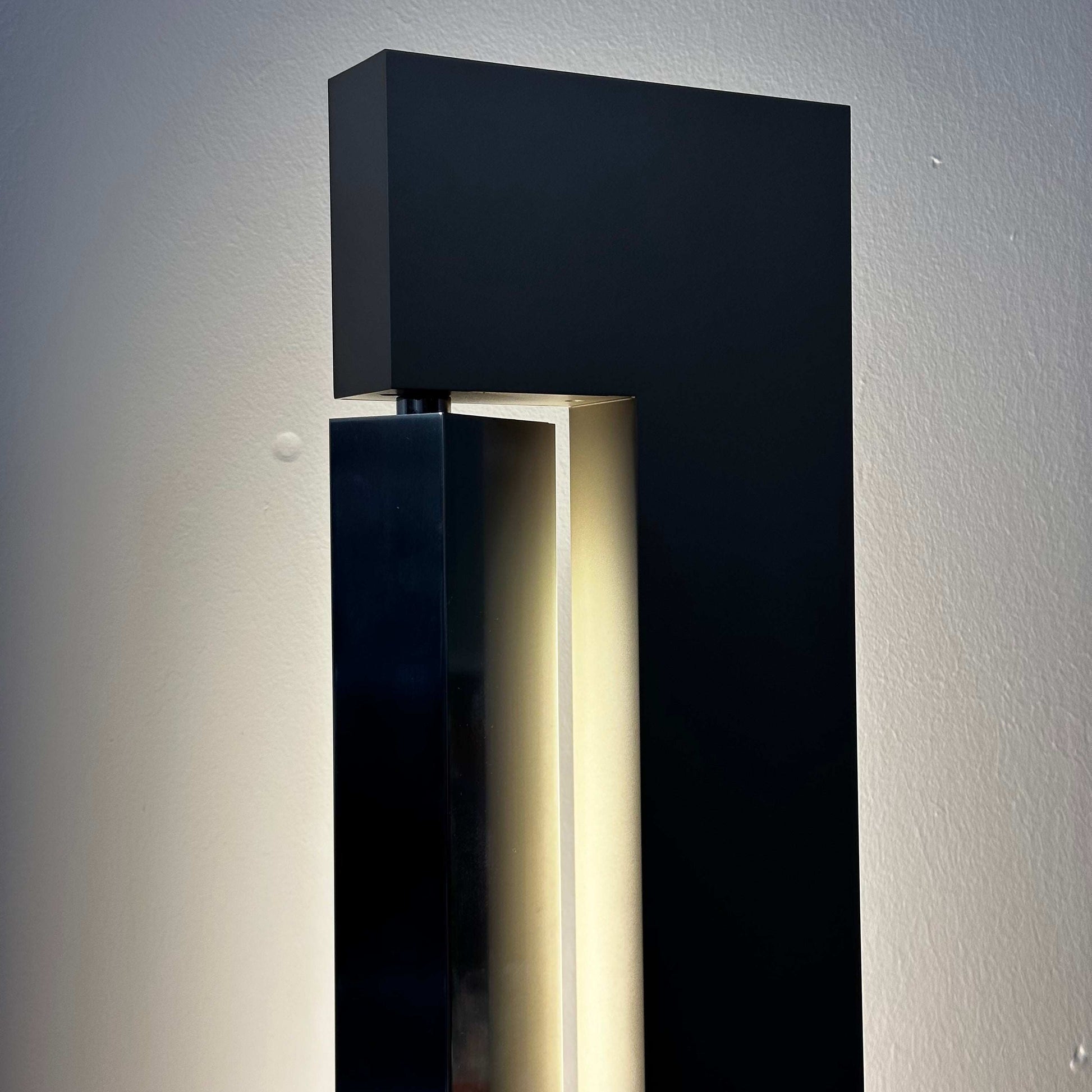 Nemo Lighting Modell ARA Stehlampe halogen aluminium floor lamp in champagne finish by designer Ilaria Marelli