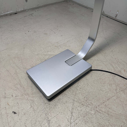Nimbus Force One Stehlampe chrom LED dimmbar mit stabilem rechteckigem Fuß und modernem Design