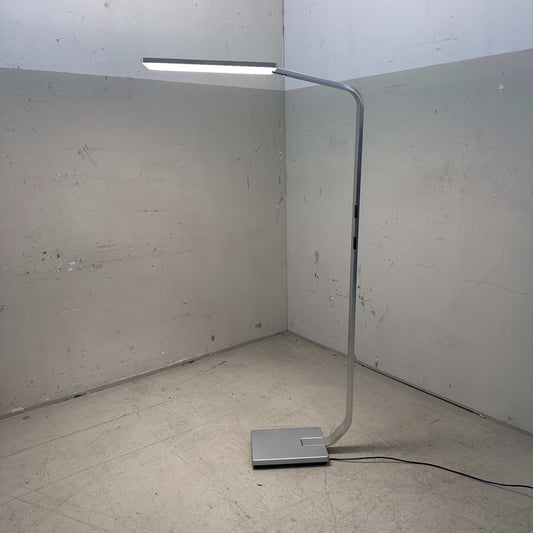 Nimbus Force One Stehlampe in Chrom mit dimmbarer LED-Beleuchtung und modernem Design