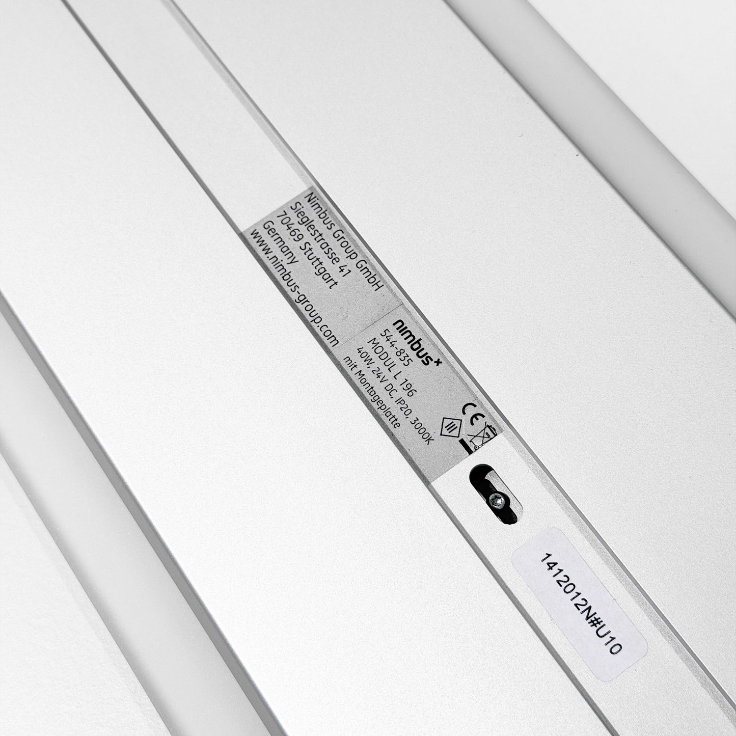 Nimbus LED Deckenleuchte L196, silbernes Aluminium-Profil mit Herstelleretikett.