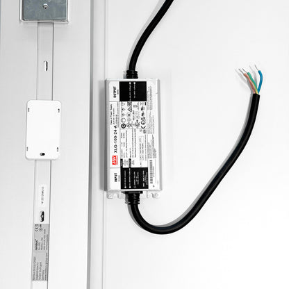 Nimbus LED Deckenleuchte L196: silbernes Aluminiumgehäuse mit externem Netzteil und Kabeln.
