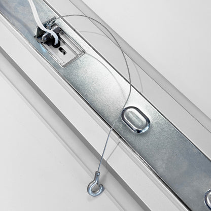 Nahaufnahme der Nimbus LED Deckenleuchte L196 aus silbernem Aluminium mit Montageplatte und Drahtseil.