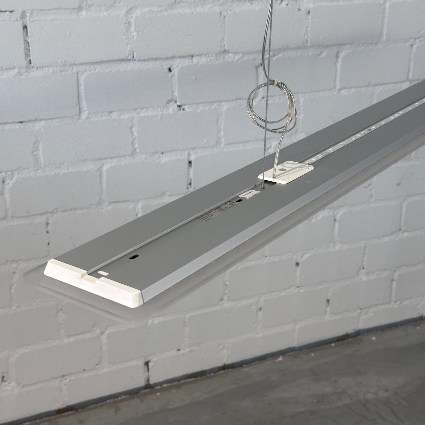 Silberne Nimbus Pendelleuchte L196 aus Aluminium mit LED-Streifen und mattiertem Acryl-Diffusor.
