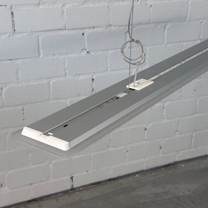 Silberne Nimbus Pendelleuchte L196 aus Aluminium mit LED-Streifen und mattiertem Acryl-Diffusor.