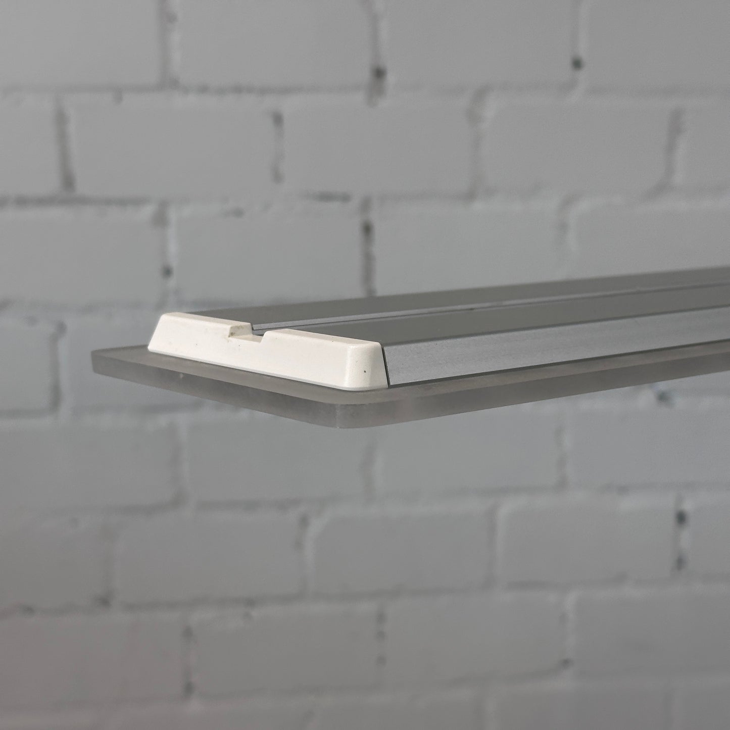 Silberne Nimbus LED Pendelleuchte L196 aus Aluminium mit mattiertem Acryl-Diffusor.