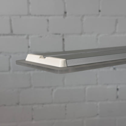 Silberne Nimbus LED Pendelleuchte L196 aus Aluminium mit mattiertem Acryl-Diffusor.