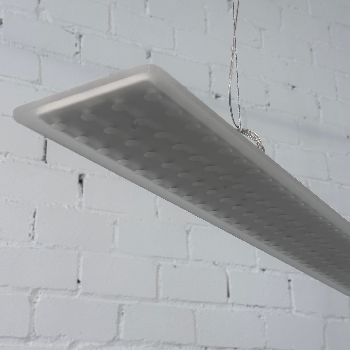 Silberne Nimbus LED Pendelleuchte L196 aus Aluminium mit mattiertem Acryl-Diffusor und sichtbaren LEDs.