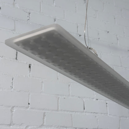 Silberne Nimbus LED Pendelleuchte L196 aus Aluminium mit mattiertem Acryl-Diffusor und sichtbaren LEDs.