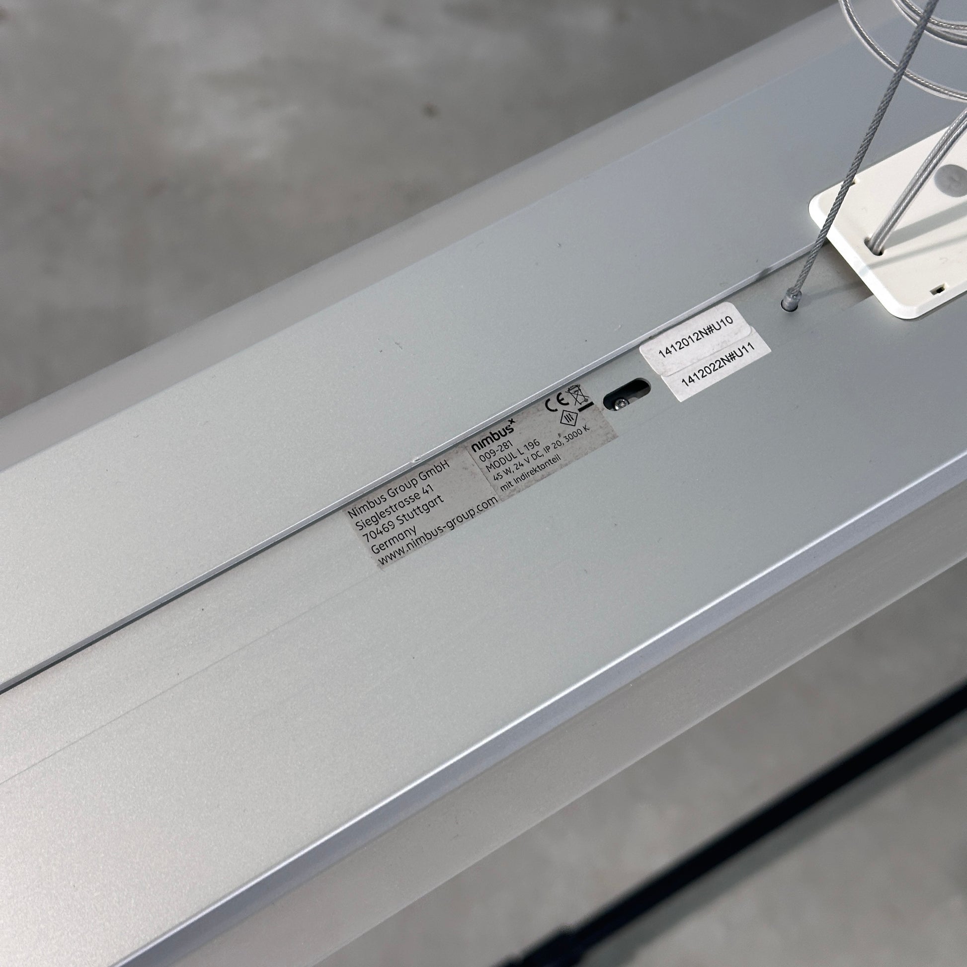 Silberne Nimbus LED Pendelleuchte L196 aus Aluminium mit mattiertem Acryl-Diffusor.