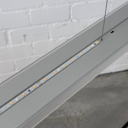 Silberne Nimbus LED Pendelleuchte L196 aus Aluminium mit sichtbarem LED-Streifen und mattiertem Acryl-Diffusor.