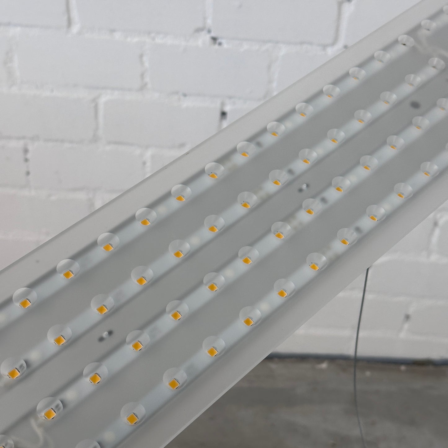 Silberne Nimbus LED Pendelleuchte L196 aus Aluminium mit mattiertem Acryl-Diffusor und sichtbaren LEDs.