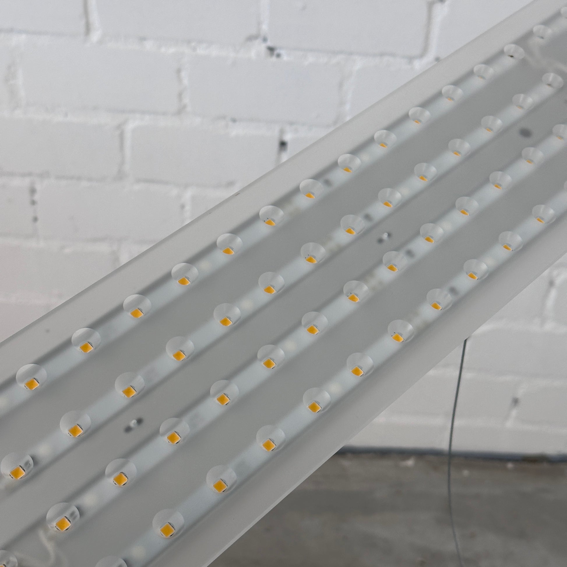 Silberne Nimbus LED Pendelleuchte L196 aus Aluminium mit mattiertem Acryl-Diffusor und sichtbaren LEDs.