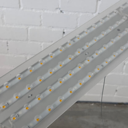 Silberne Nimbus LED Pendelleuchte L196 aus Aluminium mit mattiertem Acryl-Diffusor und sichtbaren LEDs.