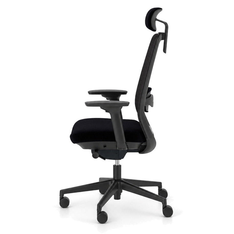 Schwarzer ergonomischer Bürostuhl NowyStyl Elovie mit Mesh-Rückenlehne, Kopfstütze und 4D-Armlehnen in Seitenansicht.