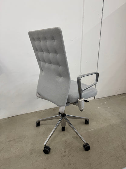 Artikelanlage ID Trim hellgrau Ringarmlehnen_[kein Wert]