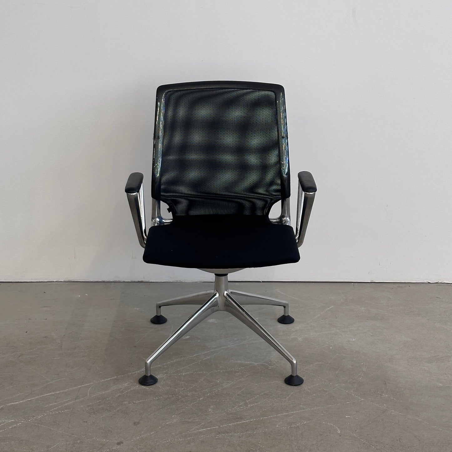 Meda Chair Armlehnen Leder ( Netzrückentausch wird gerade geprüft )