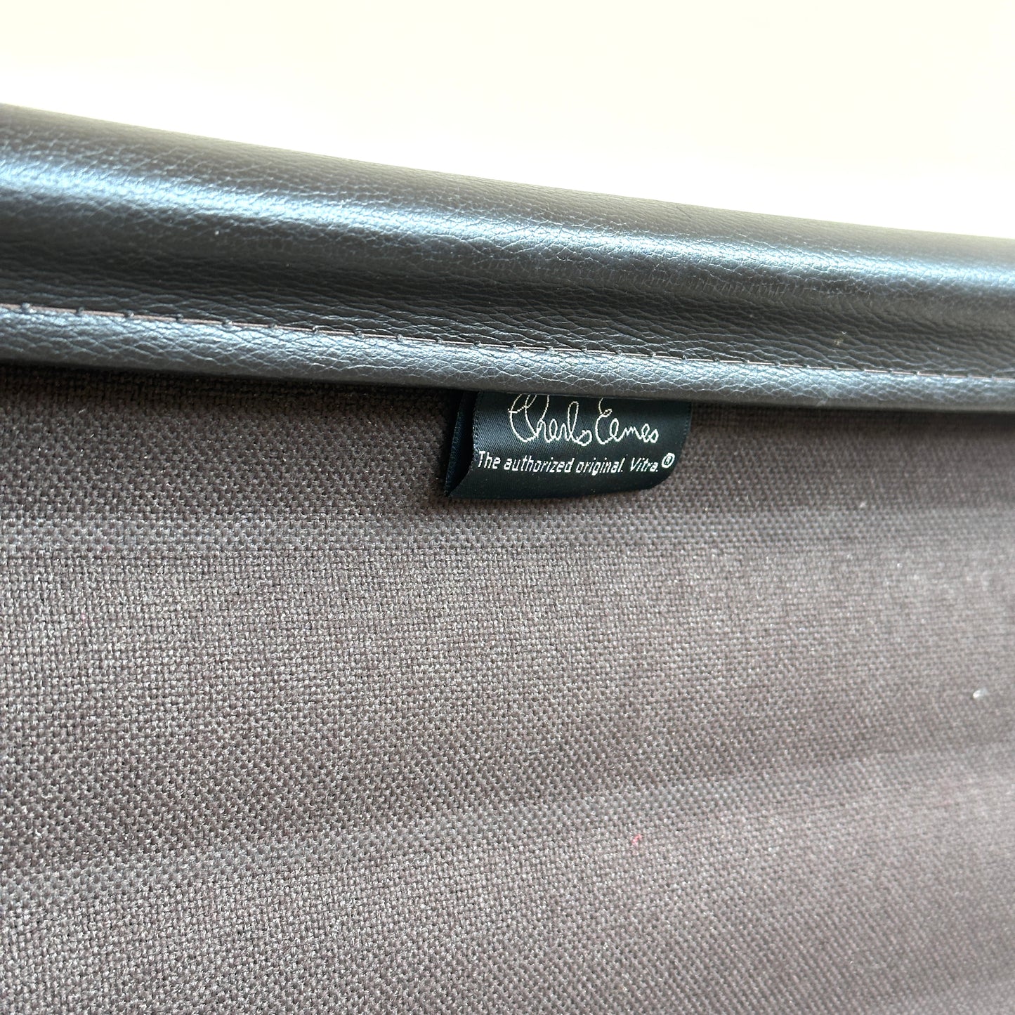 Vitra EA 119 Leder dunkelbraun