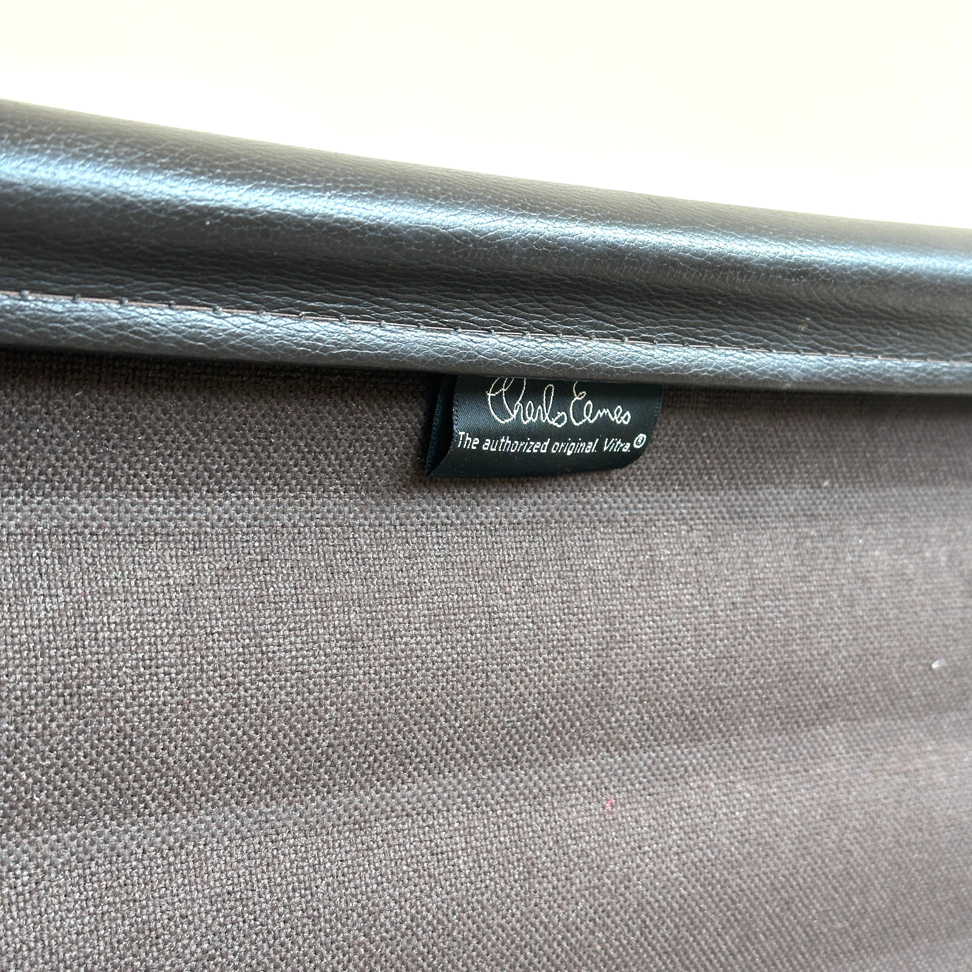 Vitra EA 119 Leder dunkelbraun