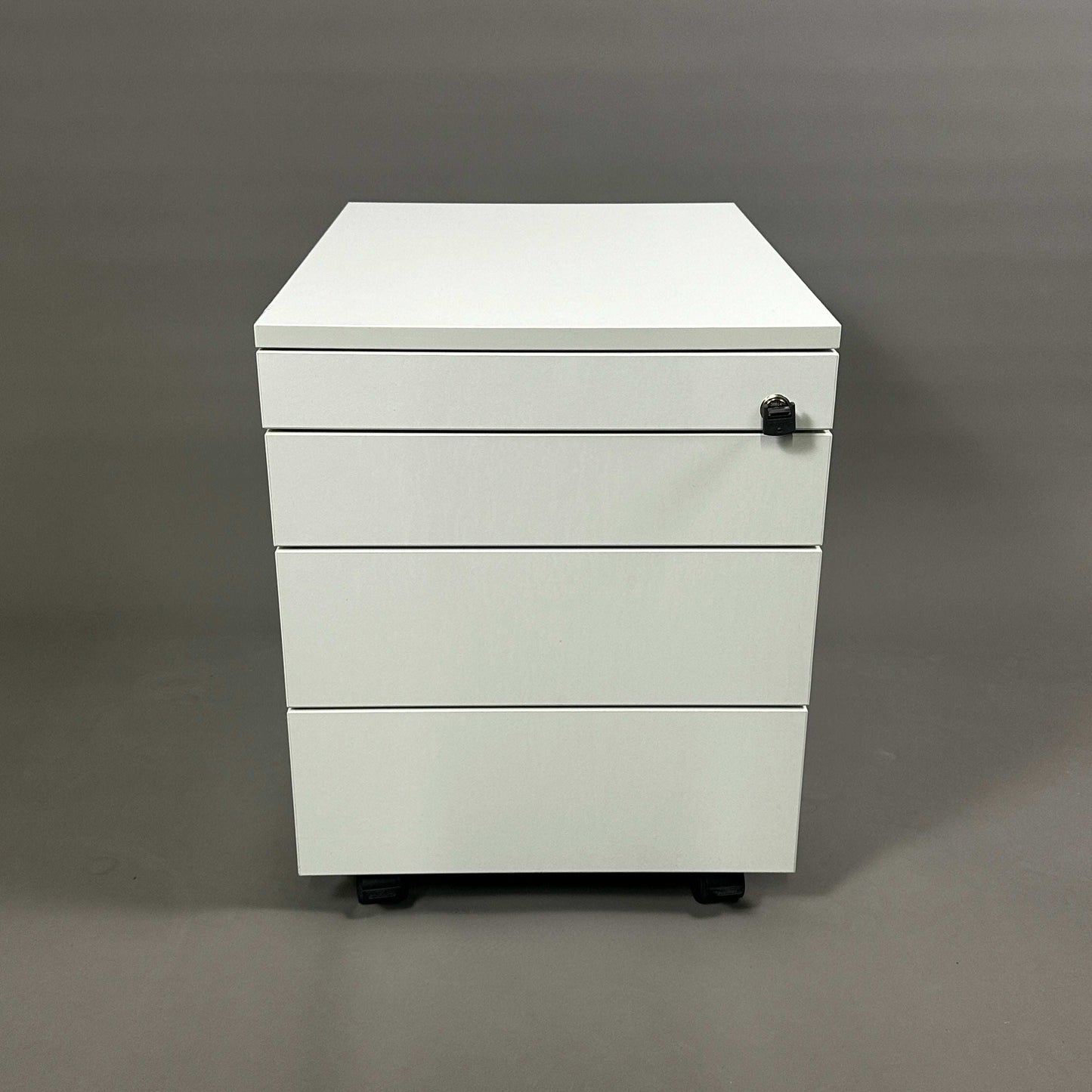 weißer abschließbarer Ophelis Rollcontainer aus beschichtetem Holz mit vier Schubladen und Rollen