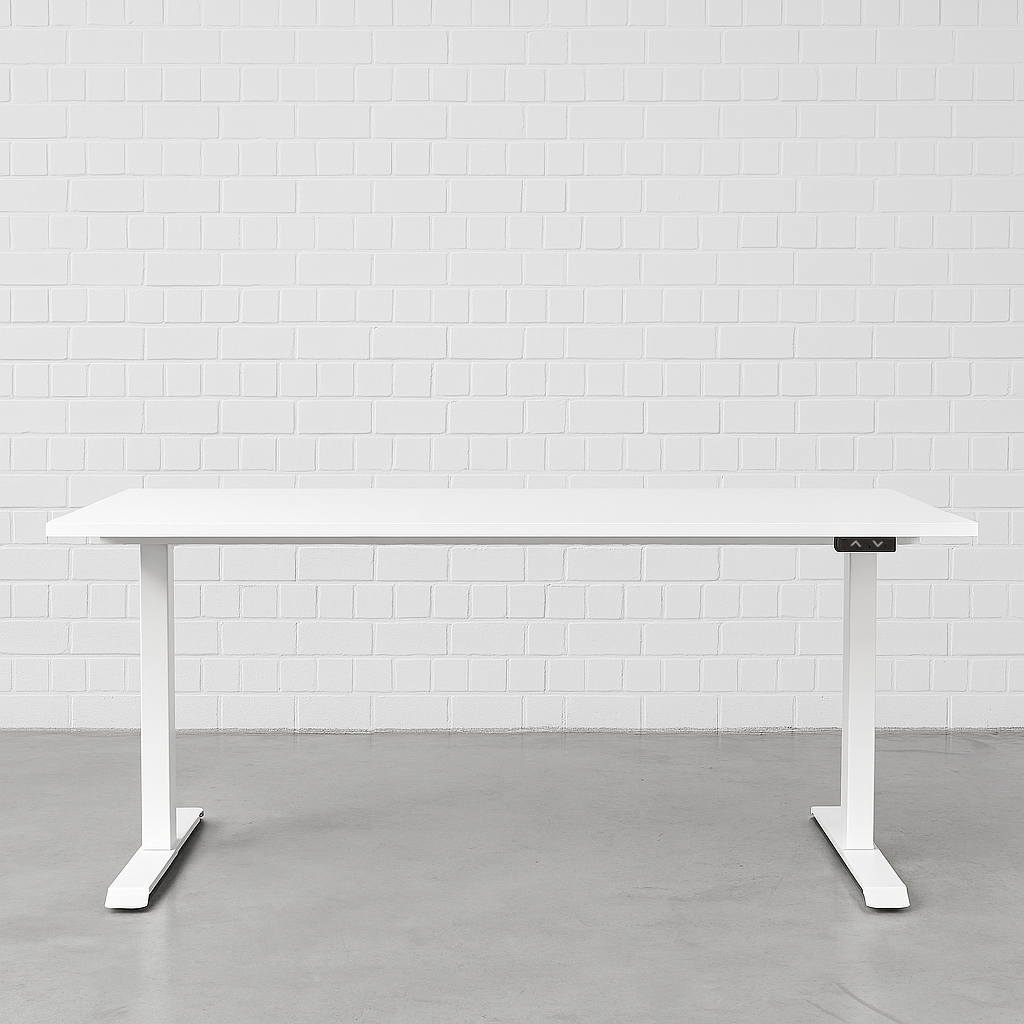 Elektrisch höhenverstellbarer Schreibtisch in Weiß, 140x80 cm, mit weißem Gestell und Bedienfeld vor weißer Ziegelwand.