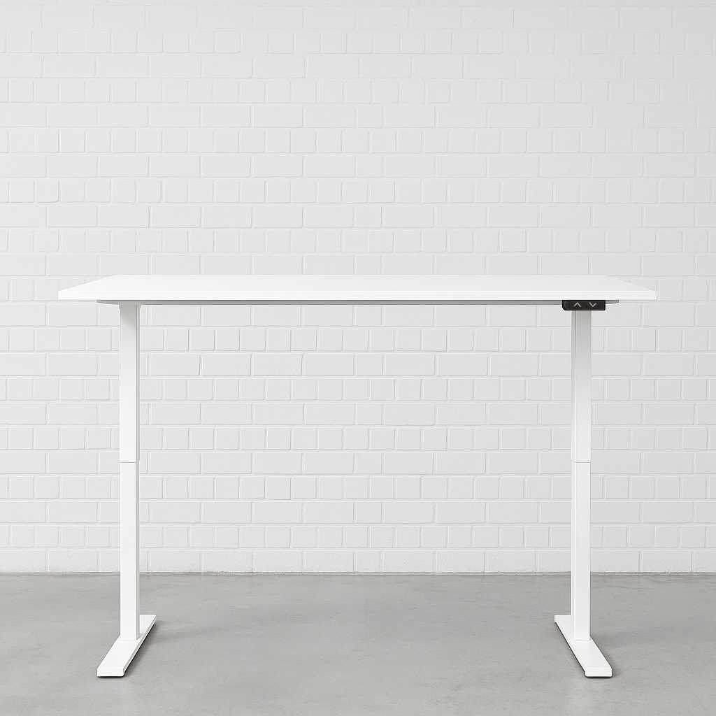 Elektrisch höhenverstellbarer Schreibtisch in Weiß, 140x80 cm, mit minimalistischem Design vor weißer Ziegelwand.