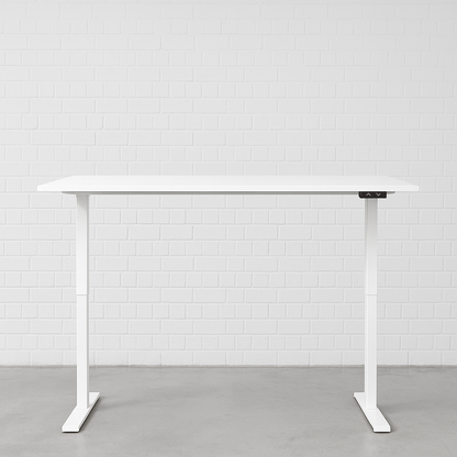 Elektrisch höhenverstellbarer Schreibtisch in Weiß, 140x80 cm, mit minimalistischem Design vor weißer Ziegelwand.