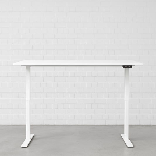 Elektrisch höhenverstellbarer Schreibtisch in Weiß, 140x80 cm, mit minimalistischem Design vor weißer Ziegelwand.