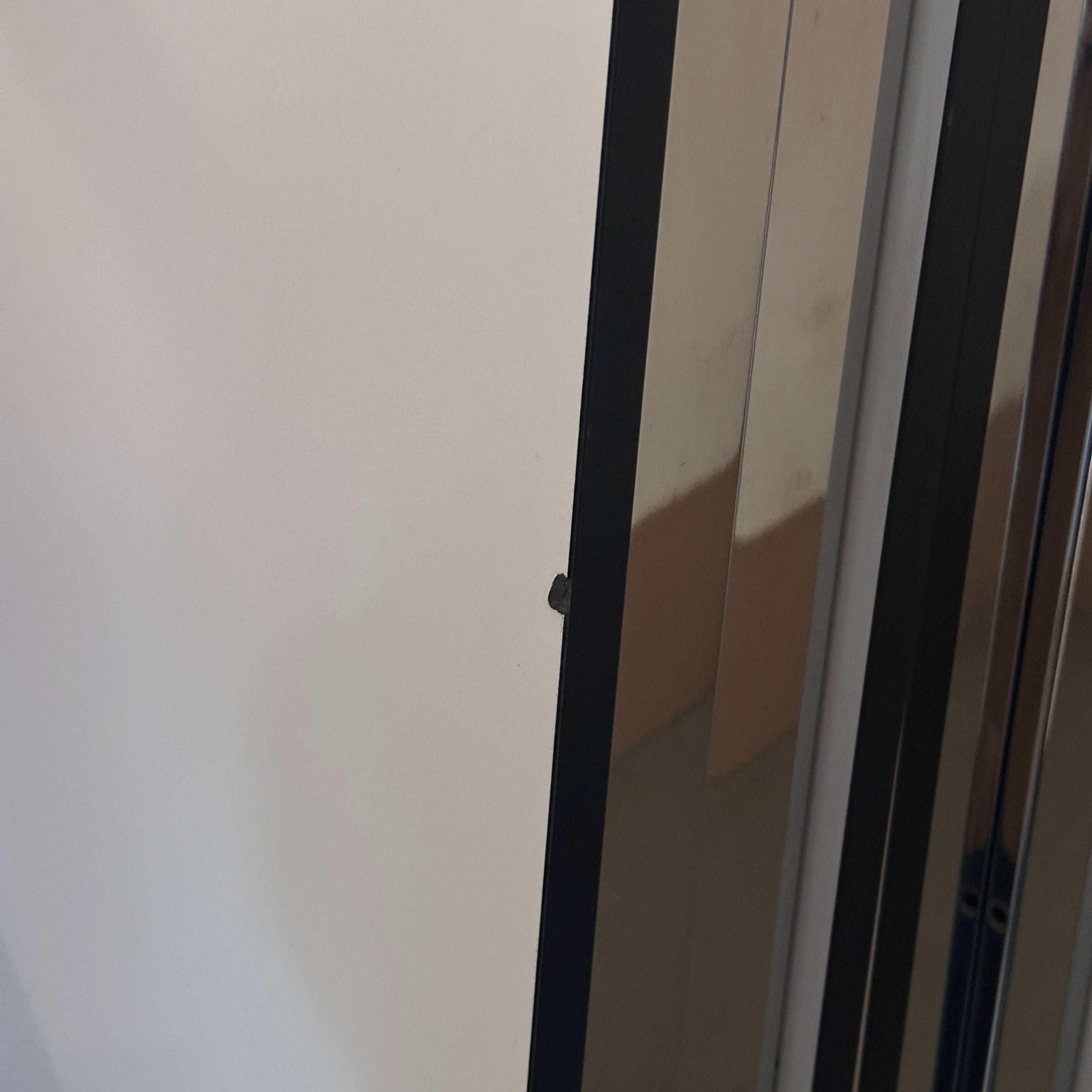 Detailansicht einer USM Haller Tischkante in Perlgrau mit sichtbarer Abnutzung und schwarzem Rahmen.