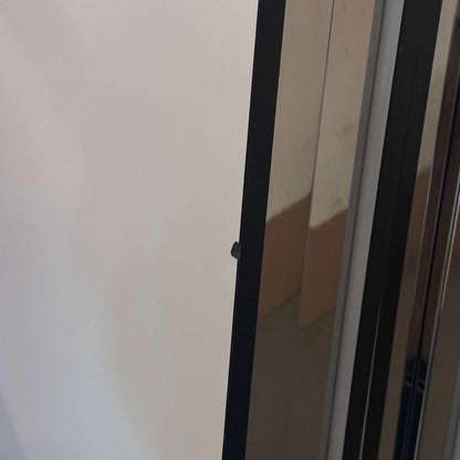 Detailansicht einer USM Haller Tischkante in Perlgrau mit sichtbarer Abnutzung und schwarzem Rahmen.