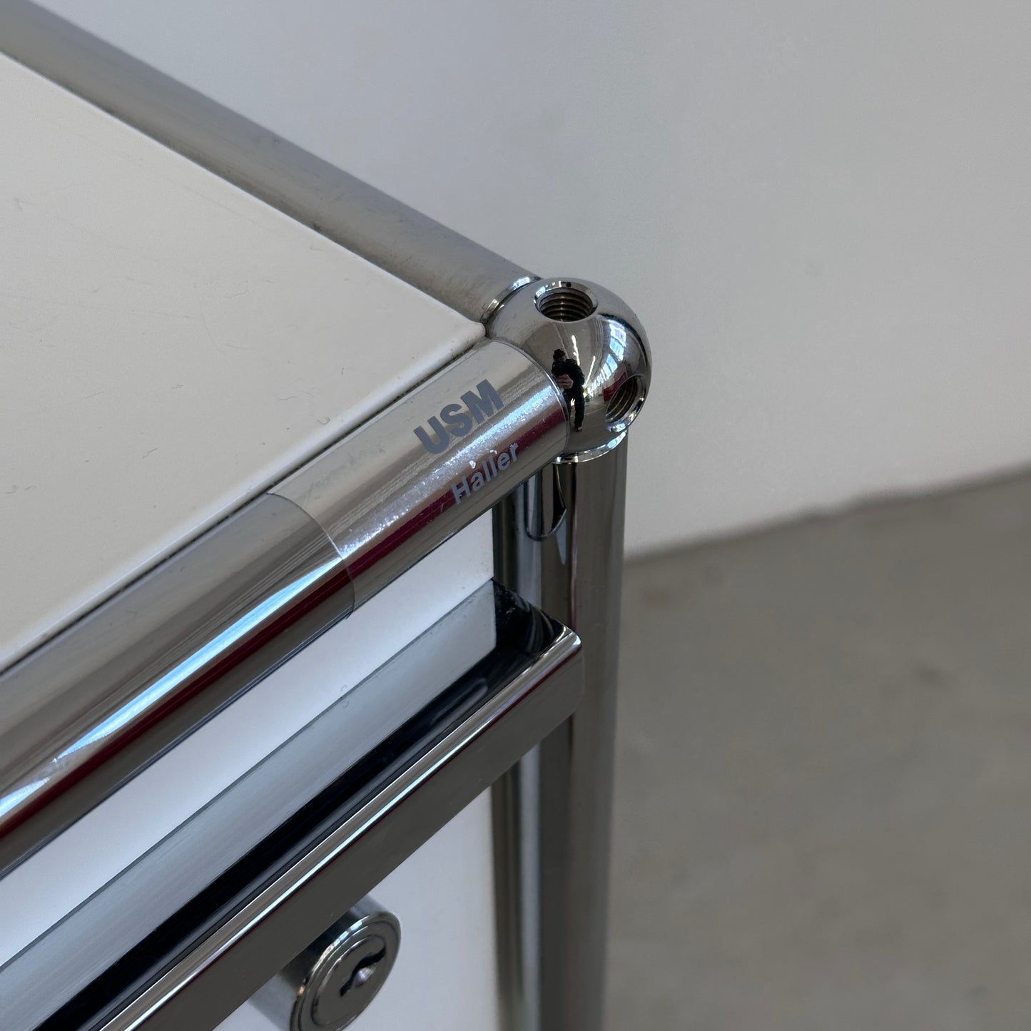 USM Haller Kaffeebar Weiß 1x Klappe 2x Schublade