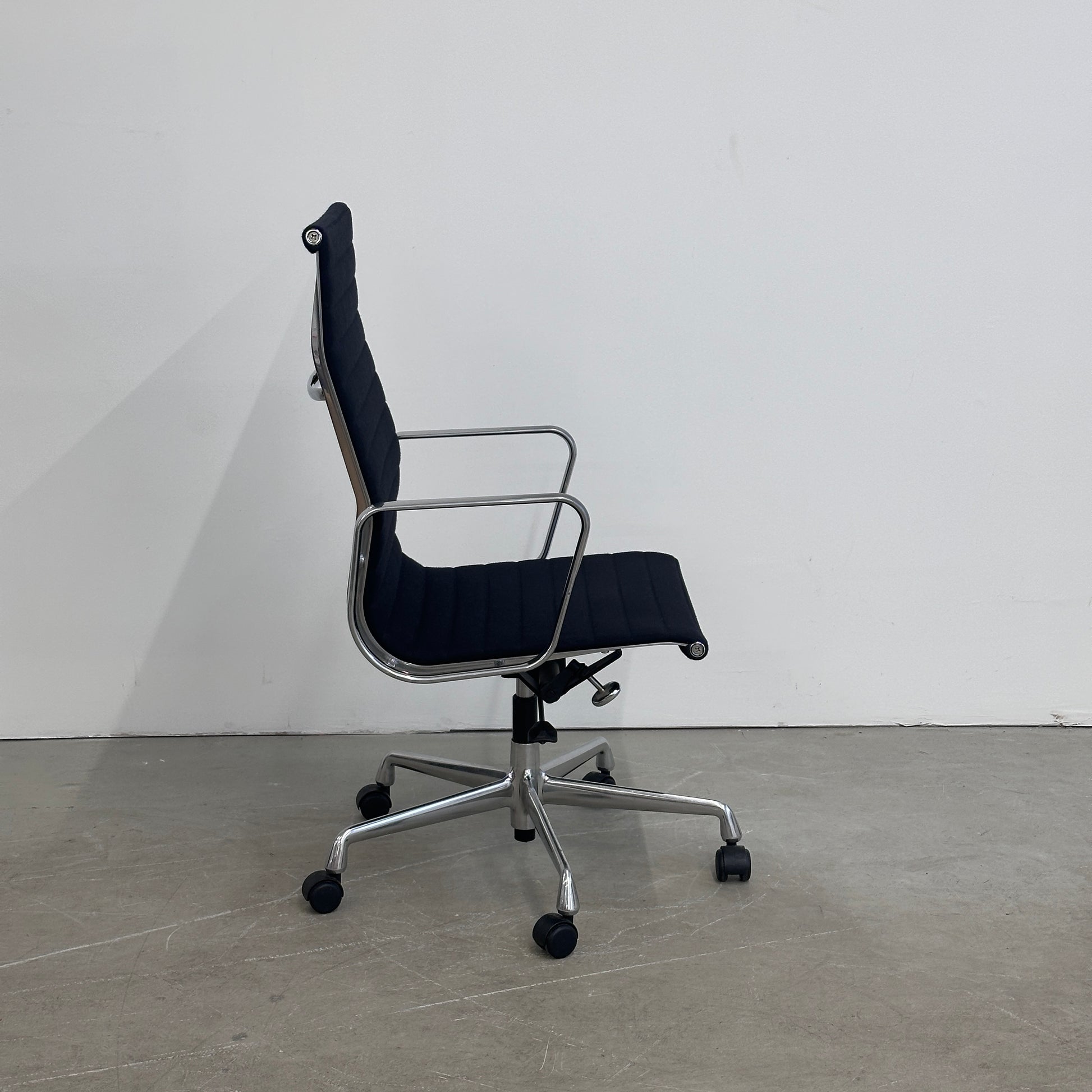 Vitra EA 119 Hopsak (Alu poliert)