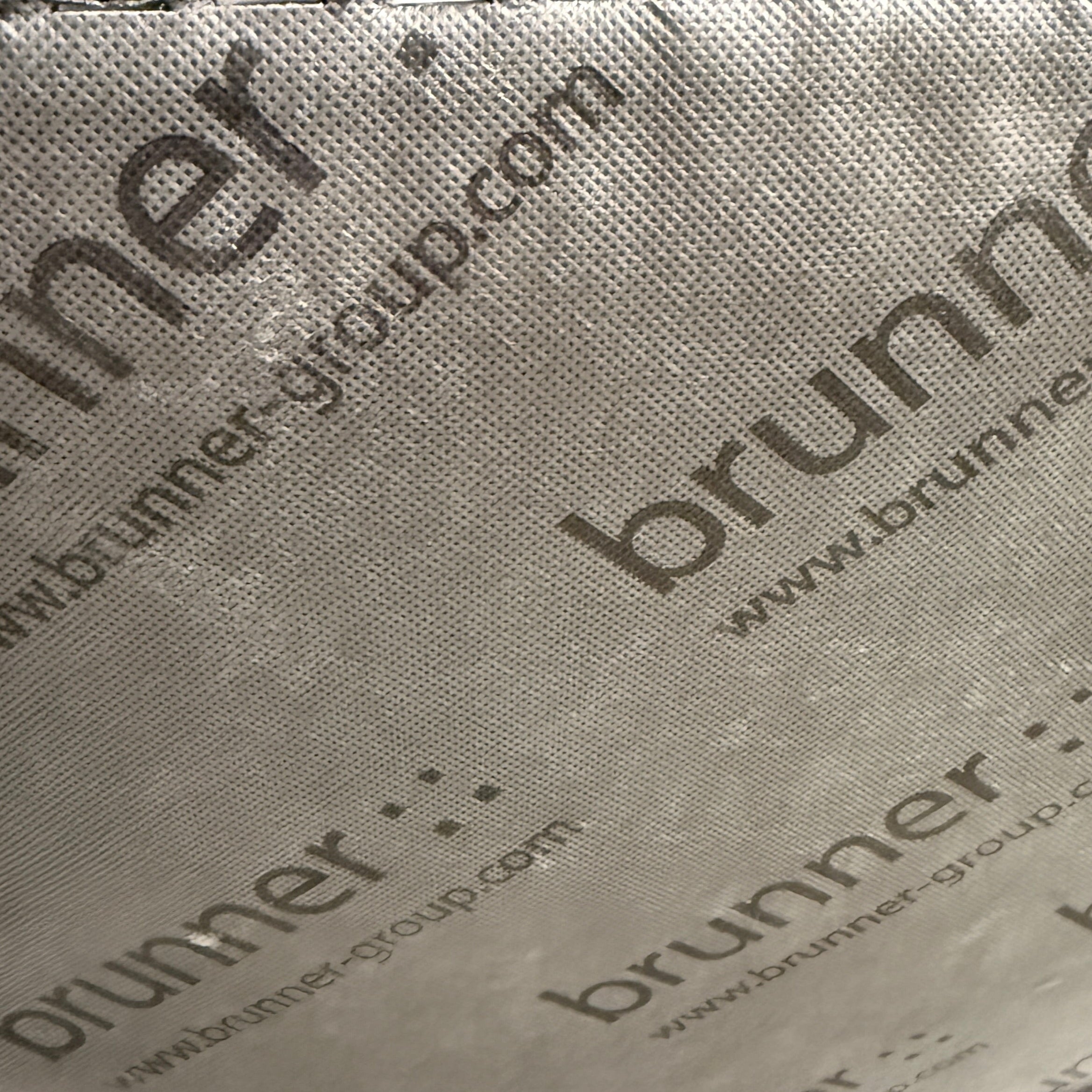 Graue Schutzverpackung mit aufgedrucktem Brunner Logo und Website-URL für Büromöbel.