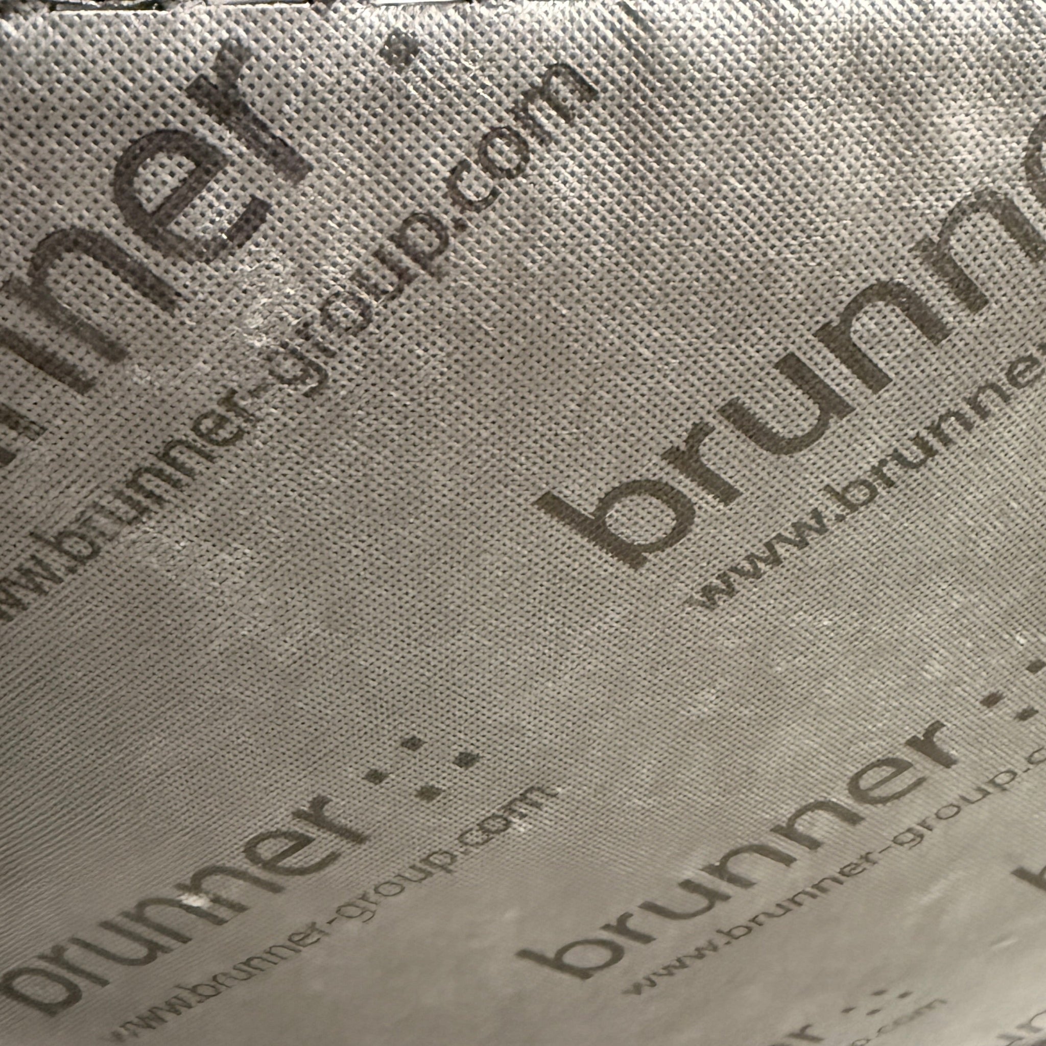 Graue Schutzverpackung mit aufgedrucktem Brunner Logo und Website-URL für Büromöbel.