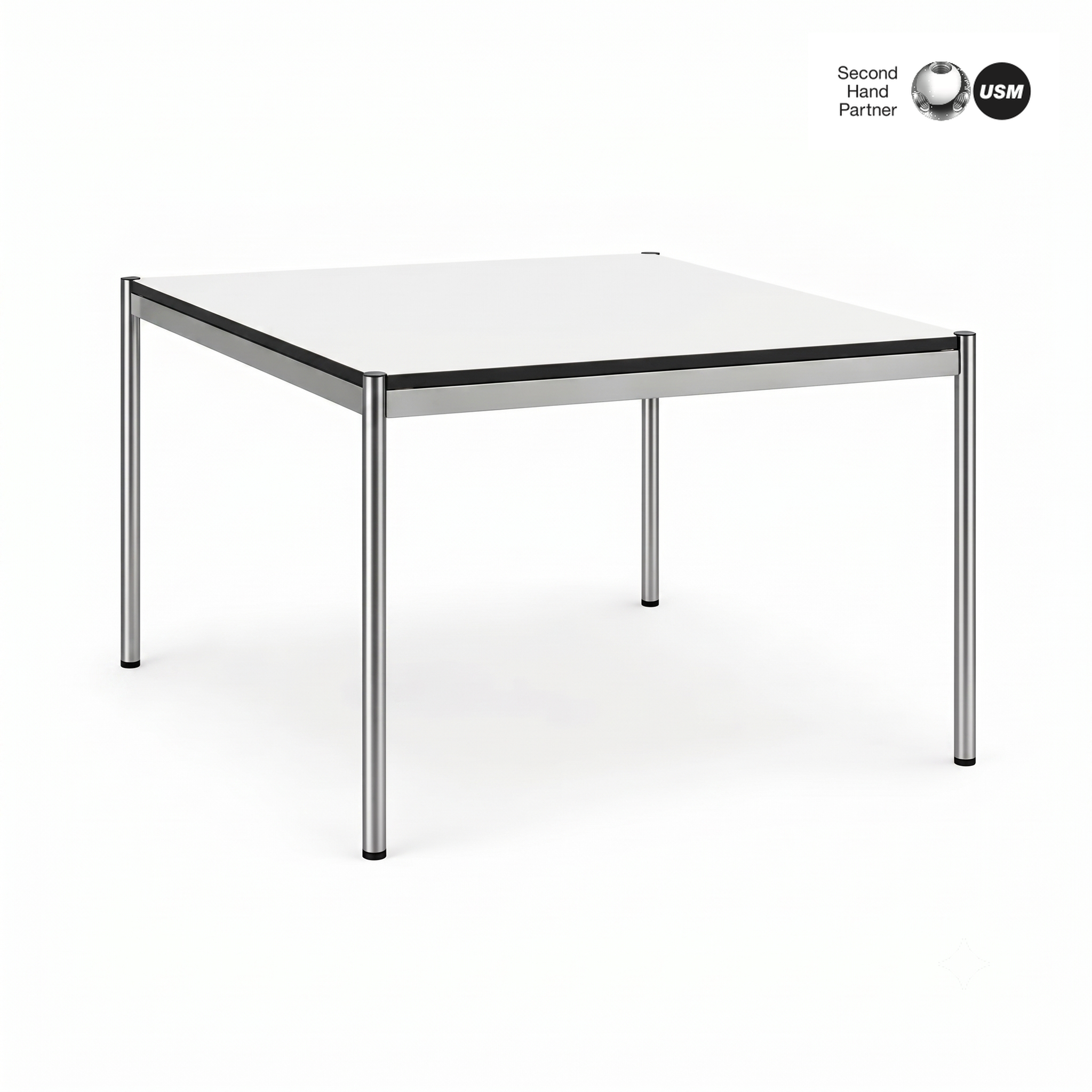 USM Haller Tisch 1x1m, weiß/perlgrau mit verchromtem Stahlrohrgestell.