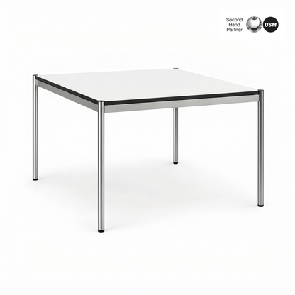 USM Haller Tisch 1x1m, weiß/perlgrau mit verchromtem Stahlrohrgestell.