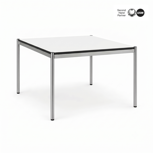 USM Haller Tisch 1x1m, weiß/perlgrau mit verchromtem Stahlrohrgestell.