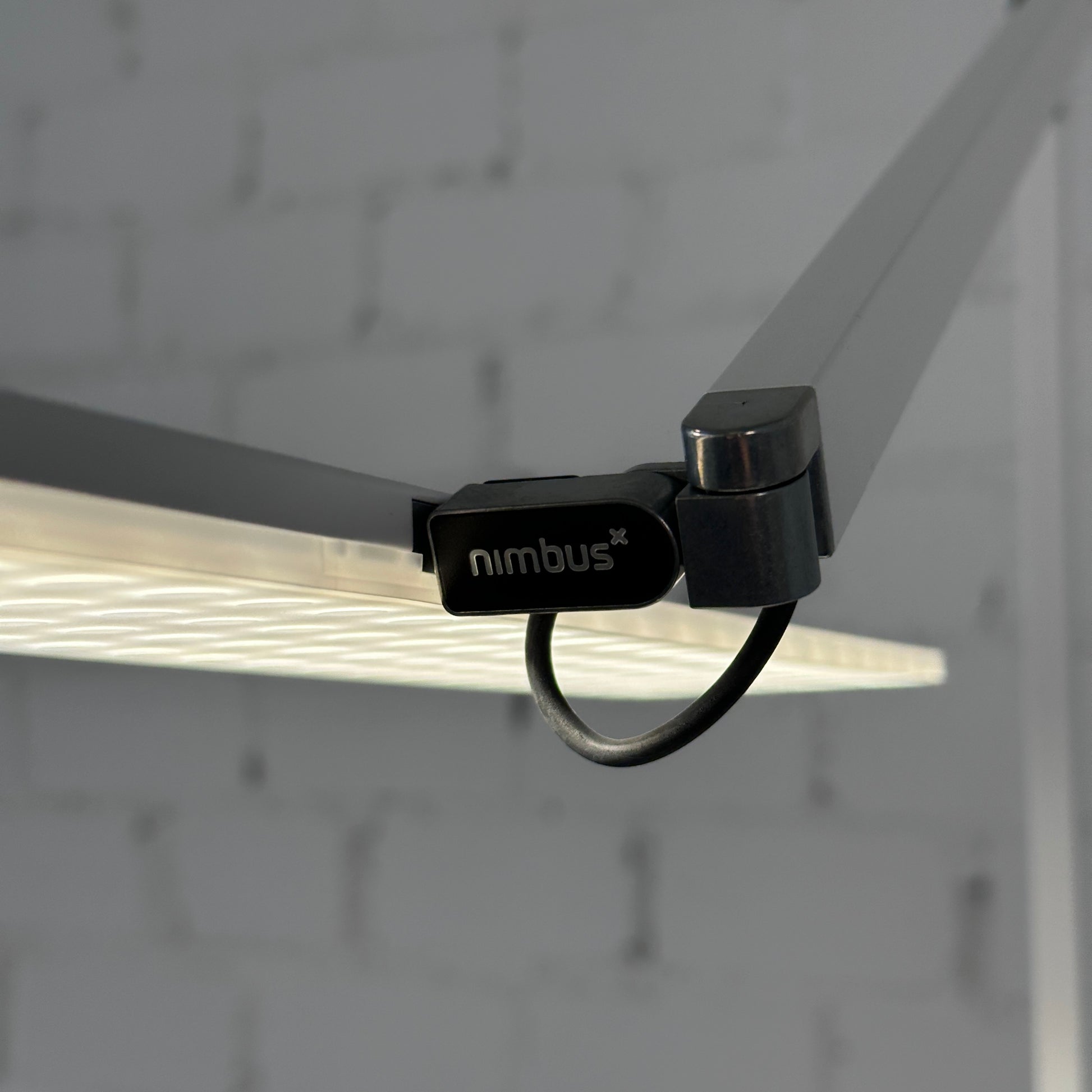 Artikelanlage Roxxane Office mit Fußplatte und Konverter Farbe: matt weiß H760x T583mm Leuchtenopf: L 370 x B 75mm Lichtfarbe: 4000 Kelvin_[kein Wert]