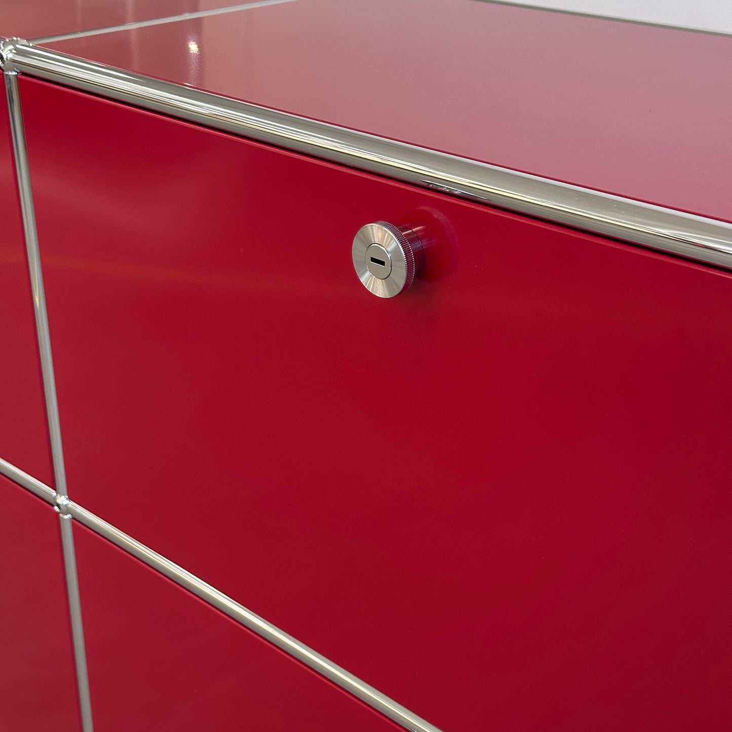 USM Haller Sideboard 2x2 Rubinrot 4 Klappen