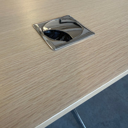 Renz R17 Chefschreibtisch aus Eiche gebeizt mit quadratischer, verchromter Kabeldurchlassbuchse.