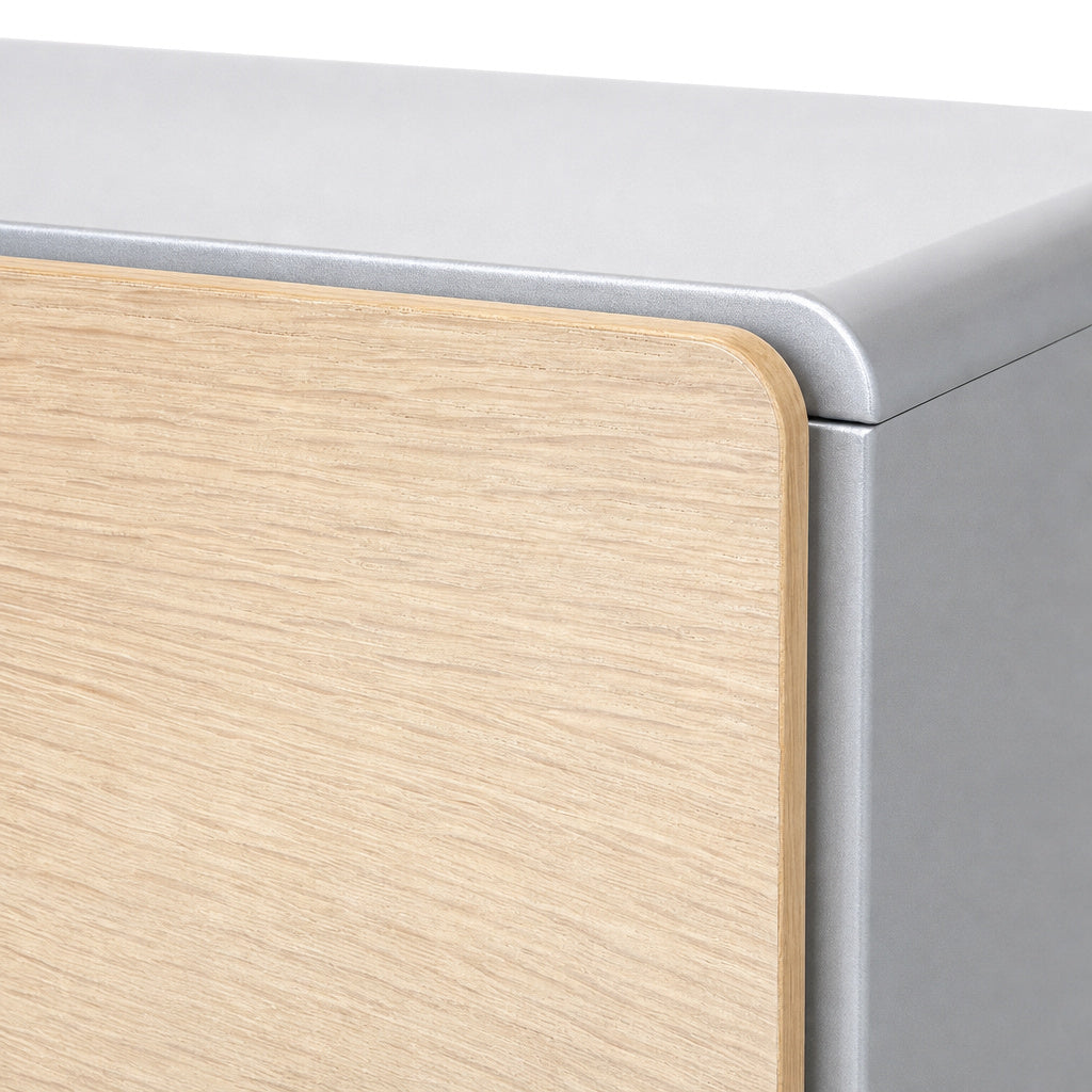 Renz Sideboard Star mit Front aus gebeizter Eiche und abgerundeten Kanten in modernem Silber-Design.