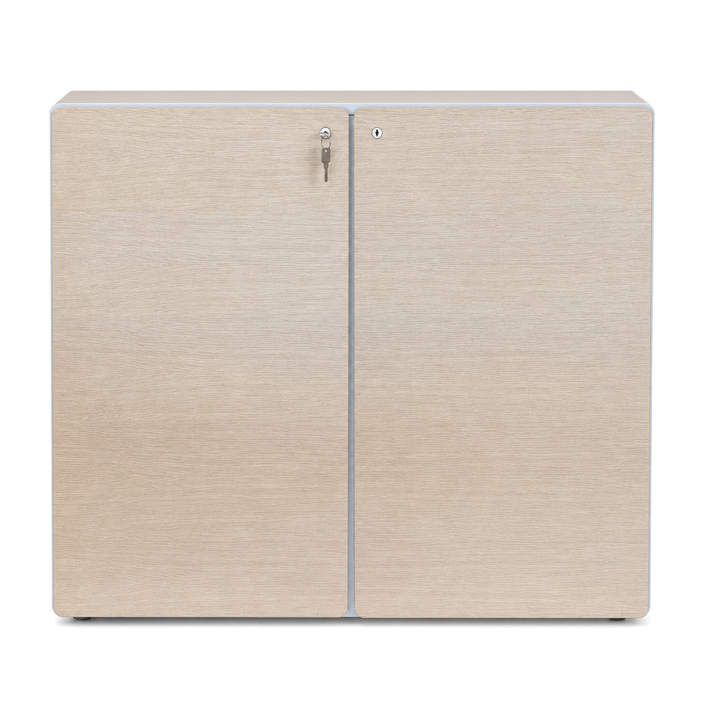 Renz Sideboard Star aus gebeizter Eiche mit zwei abschließbaren Türen, 100x83x47 cm.