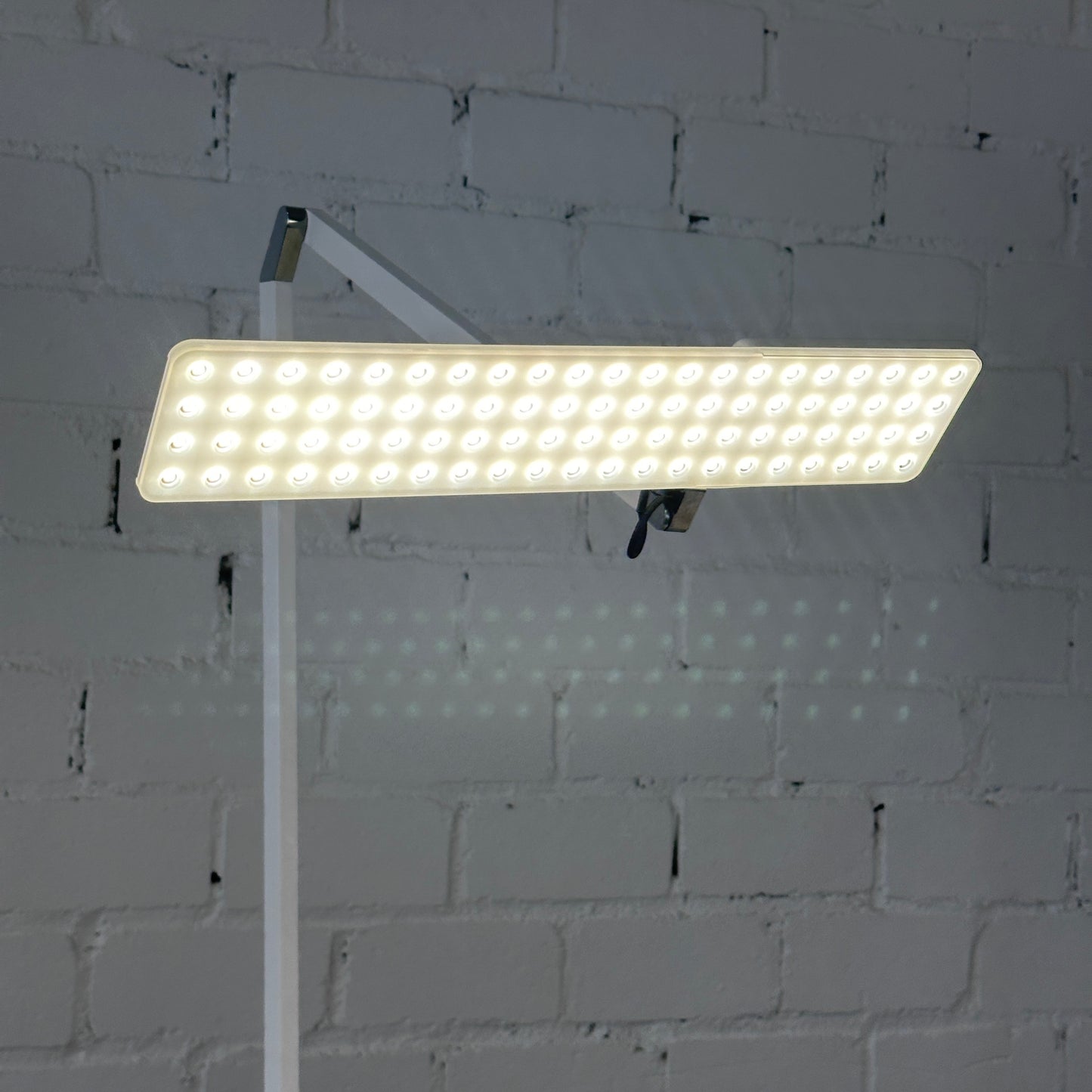 Artikelanlage Roxxane Office mit Fußplatte und Konverter Farbe: matt weiß H760x T583mm Leuchtenopf: L 370 x B 75mm Lichtfarbe: 4000 Kelvin_[kein Wert]