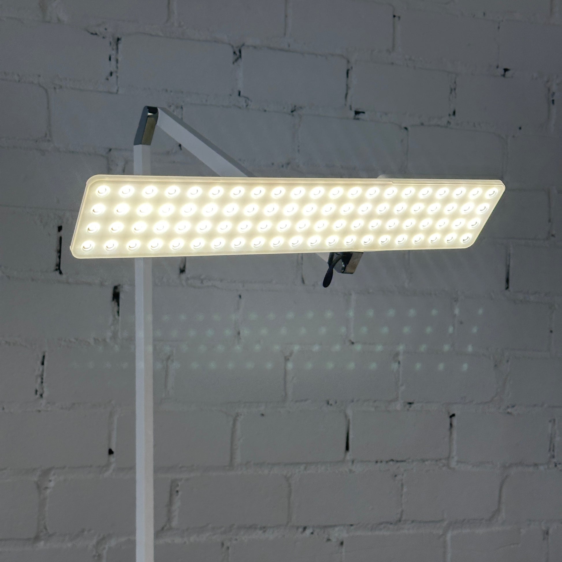 Artikelanlage Roxxane Office mit Fußplatte und Konverter Farbe: matt weiß H760x T583mm Leuchtenopf: L 370 x B 75mm Lichtfarbe: 4000 Kelvin_[kein Wert]