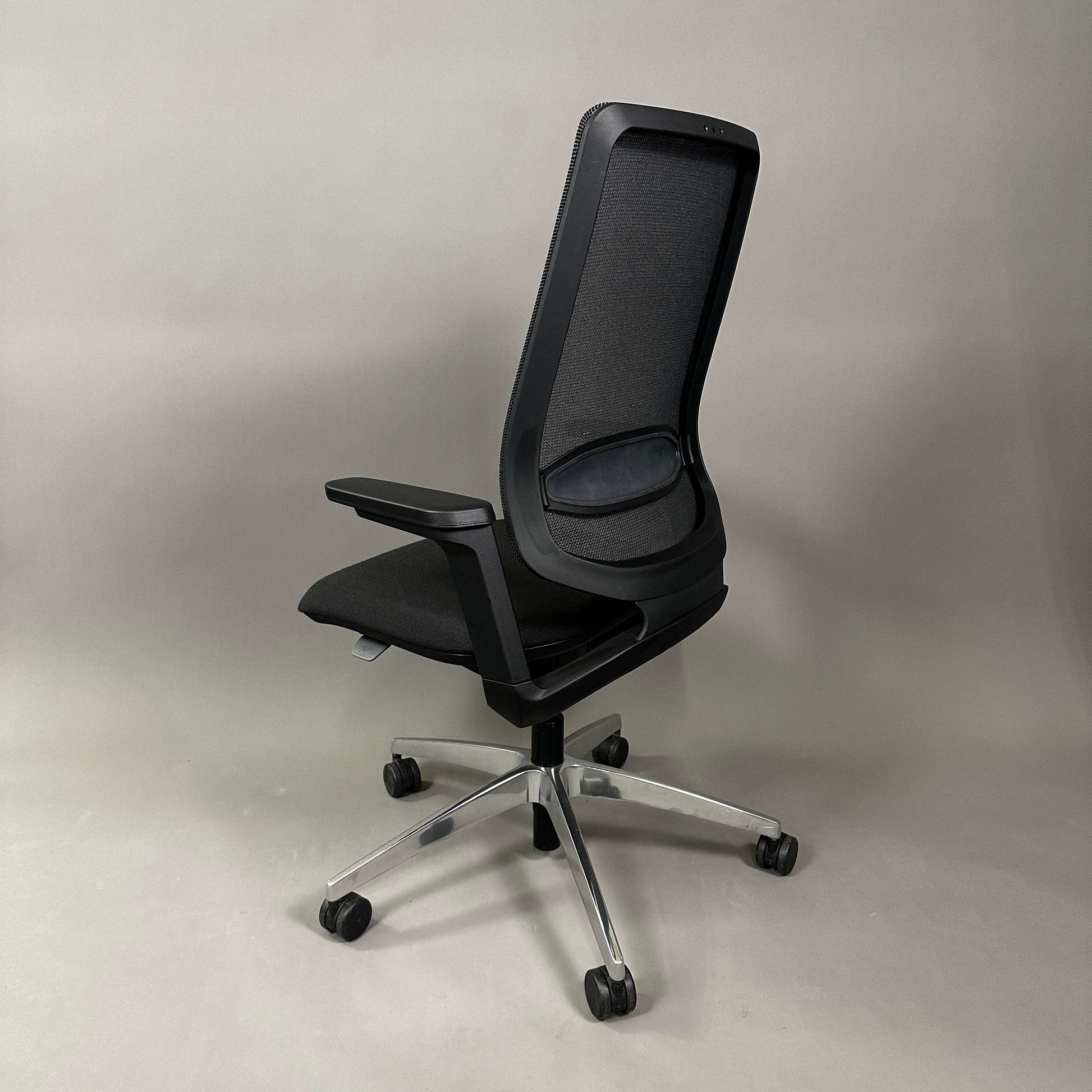 Black SEDUS se:flex ergonomic office chair with adjustable seat height, 3D armrests, lumbar support, and mesh backrest on caster wheels