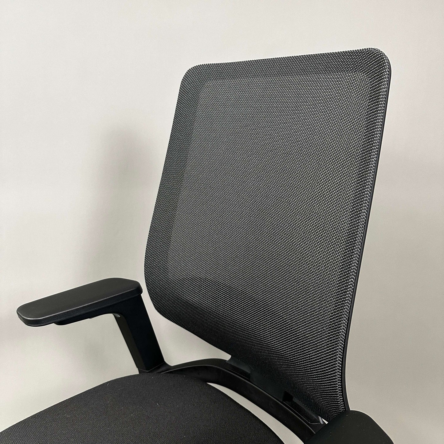 SEDUS se:flex ergonomic office chair with adjustable height, depth, 3D armrests, lumbar support, and mesh backrest
