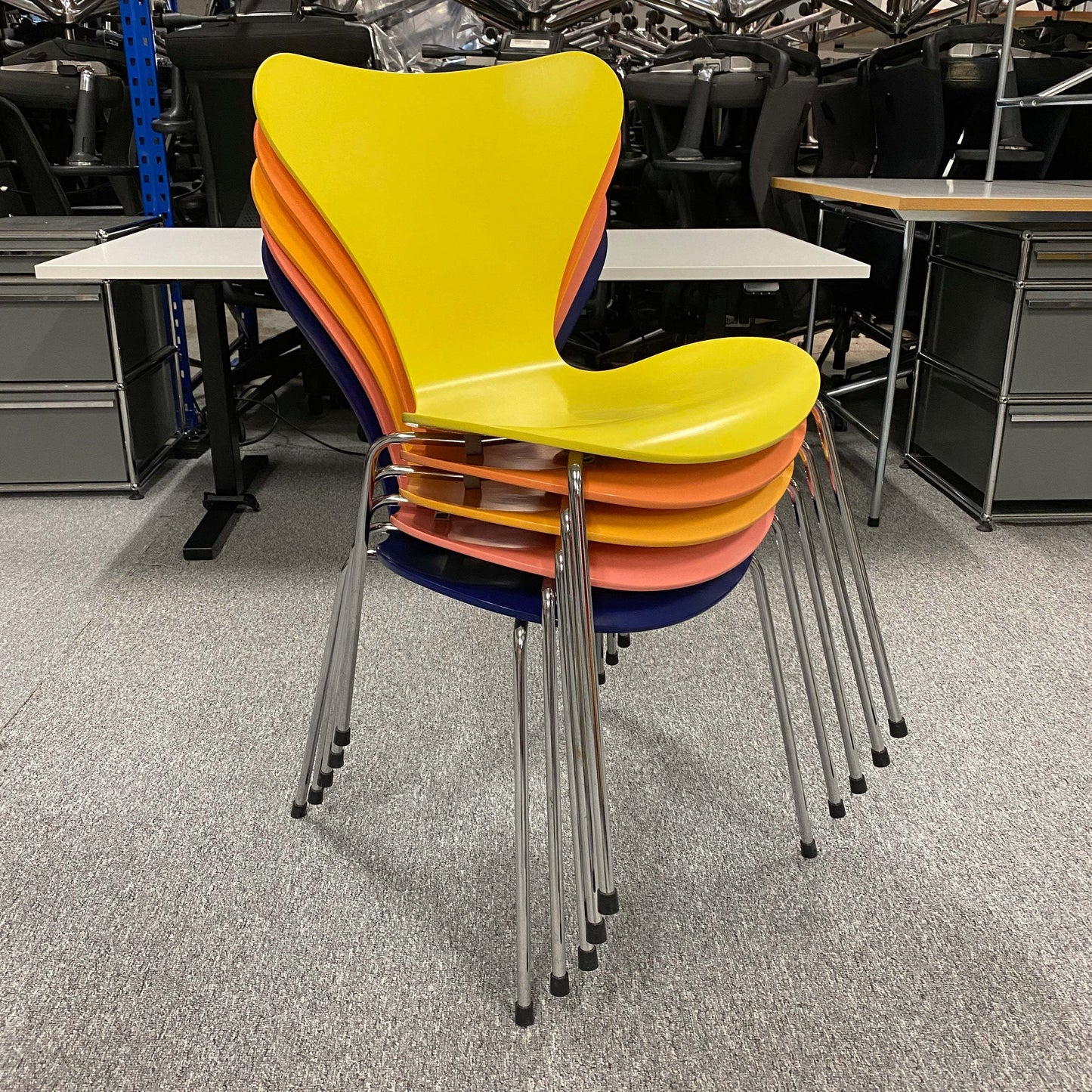 Set of 5 colorful Fritz Hansen Serie 7 stackable chairs with lacquered wooden seats and chrome legs